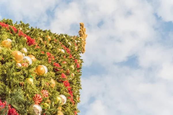 Vista lateral de perspectiva baja de cerca del árbol de Navidad de sesenta pies con adornos y luces coloridas — Foto de Stock