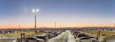Denver Uluslararası Havalimanı 'nın panoramik terminali soğuk gün batımında.