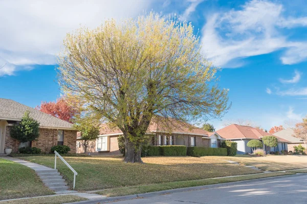 Dallas suburbios casas estilo bungalow con pasarela elevada y pasamanos en temporada de otoño —  Fotos de Stock