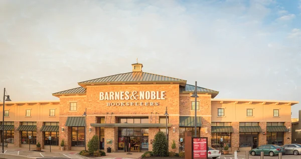 Entrada de fachada panorámica a la tienda de la cadena Barnes Noble al atardecer en Flower Mound, Texas — Foto de Stock