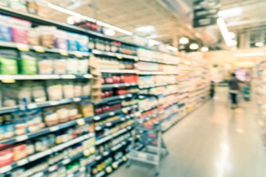 Bulanık arka plan müşterisi Amerika 'daki süpermarkette yemek malzemeleri için alışveriş yapıyor.