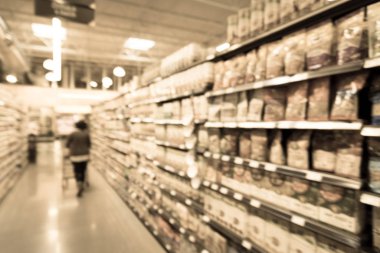 Filtrelenmiş görüntü bulanık arka plan müşterisi Amerika 'daki süpermarkette yemek malzemeleri için alışveriş yapıyor