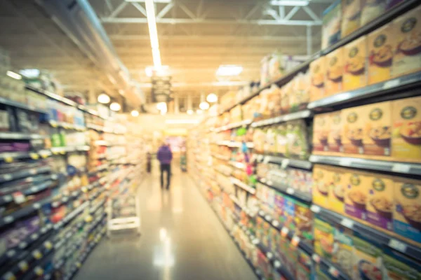 Wazige achtergrond klant winkelen voor het bakken van benodigdheden bij supermarkt in Amerika — Stockfoto