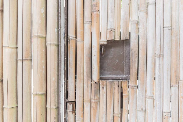 Pared de bambú con ventanas hechas de palos de bambú orgánicos —  Fotos de Stock