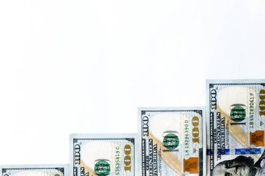 Stüdyo merdiveni beyaz üzerine izole edilmiş 100 Amerikan dolarından yapılmıştır.