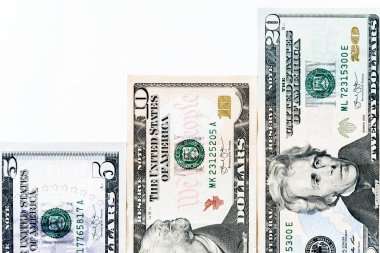 Stüdyo, paradan yapılmış merdivenleri çekti. Beyaz çekimde izole edilmiş dolarlarımız vardı.