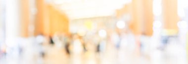 Panoramik bulanık arka plan yolcuları Singapur 'daki Changi havaalanı koridorunda yürüyorlar.