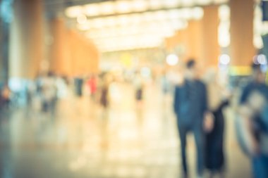 Singapur 'daki Changi havaalanının koridorunda yürüyen bulanık arka plan yolcuları