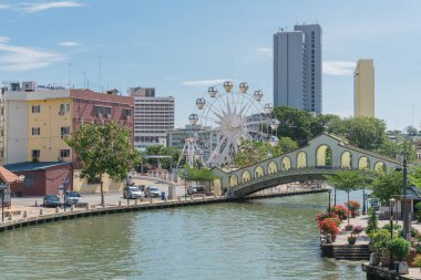 Modern bina ve Melaka Nehri boyunca Malacca dönme dolabı