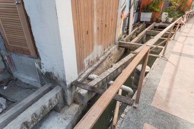 Malacca Nehri boyunca güverte altı drenajı yenilenen tahta kaldırım, Malezya