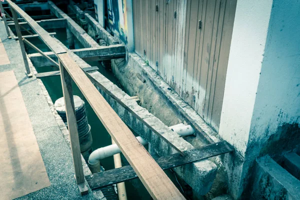 Boardwalk with under deck drainage remodeling along Malacca River, Malaysia — Stockfoto