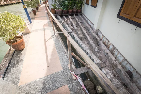 Construction site of boardwalk with under deck drainage along the bank of Malacca River — Stockfoto