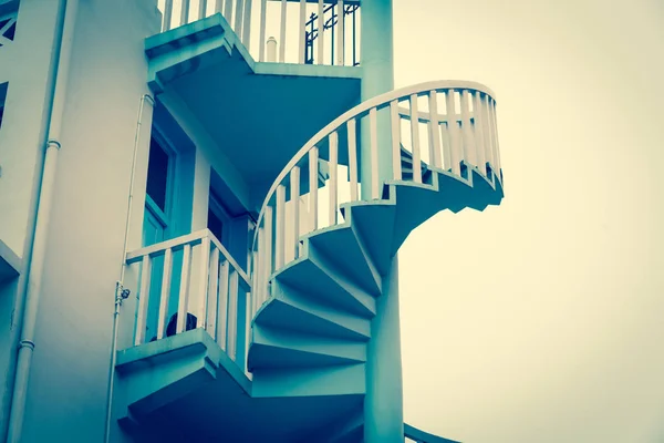 Wendeltreppen mit traditionellen Ladenhäusern in Großaufnahme — Stockfoto