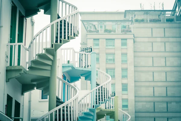 Μοντέρνο κτίριο και παραδοσιακές ελικοειδείς σκάλες ουράνιο τόξο στη Σιγκαπούρη — Φωτογραφία Αρχείου