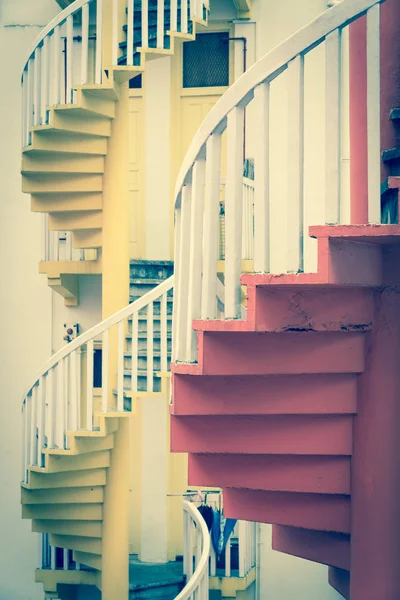 Escadarias em espiral com lojas tradicionais em Singapura close-up — Fotografia de Stock