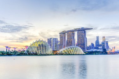 Marina Körfezi 'nin doğu nehri kıyısındaki Skyline ve Singapur bahçesi alacakaranlıkta aydınlandı.