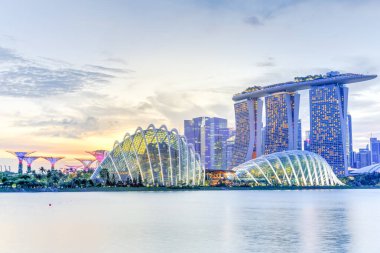 Marina Körfezi 'nin doğu nehri kıyısındaki Skyline ve Singapur bahçesi alacakaranlıkta aydınlandı.