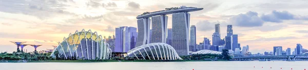 Panoramic skyscrapers from Singapore business district along Marina Bay East river at sunset — 스톡 사진