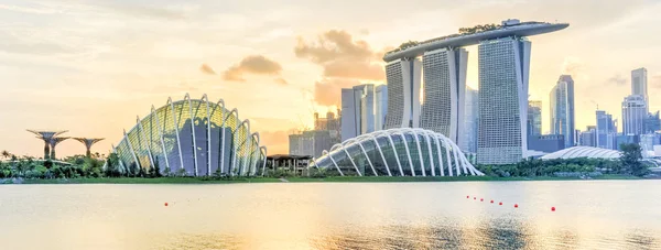Panoramic skyscrapers from Singapore business district along Marina Bay East river at sunset — 스톡 사진