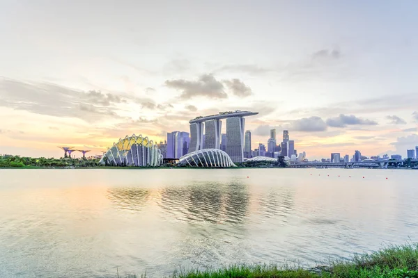 Skylines and Garden by the bay view from Marina Bay East River bank — стоковое фото