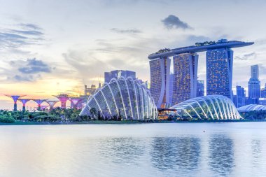 Marina Körfezi 'nin doğu nehri kıyısındaki Skyline ve Singapur bahçesi alacakaranlıkta aydınlandı.