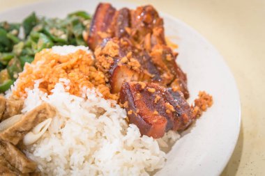 Geleneksel Çin yemeği, domuz eti, tofu ve kızarmış sebze.