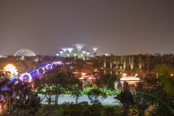 Spitze des künstlichen Superbaums nachts im Singapore-Garten an der Bucht beleuchtet — Stockfoto