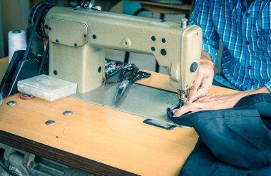 Küçük Hindistan, Singapur 'da dikiş makinesi ve siyah kumaşla çalışan Hintli bir adam.