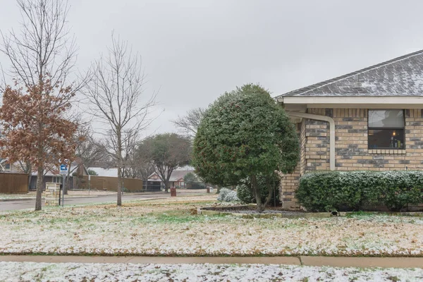 Typisches wohnhaus in schneedecke in der nähe von Dallas, texas, usa — Stockfoto