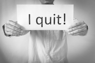 Filtrelenmiş görüntü Asyalı erkek eli kağıdı I Out metin kavramı ile gösteriyor