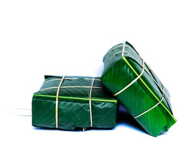 Stüdyo iki Chung Cakes kare yapış yapış pirinç keki çekti Vietnam 'da yeni yıl yemeği beyaza izole edildi.