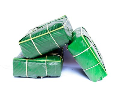 Stüdyo üç Chung Cakes kare yapış yapış pirinç keki çekti Vietnam 'da yeni yıl yemeği beyaza izole edildi.