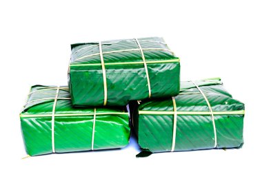 Stüdyo üç Chung Cakes kare yapış yapış pirinç keki çekti Vietnam 'da yeni yıl yemeği beyaza izole edildi.
