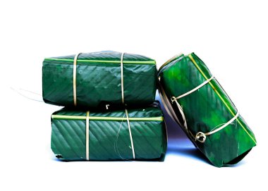 Stüdyo üç Chung Cakes kare yapış yapış pirinç keki çekti Vietnam 'da yeni yıl yemeği beyaza izole edildi.