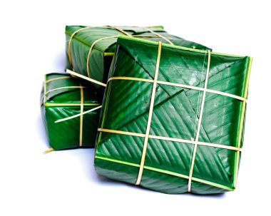 Stüdyo üç Chung Cakes kare yapış yapış pirinç keki çekti Vietnam 'da yeni yıl yemeği beyaza izole edildi.