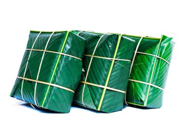 Stüdyo üç Chung Cakes kare yapış yapış pirinç keki çekti Vietnam 'da yeni yıl yemeği beyaza izole edildi.