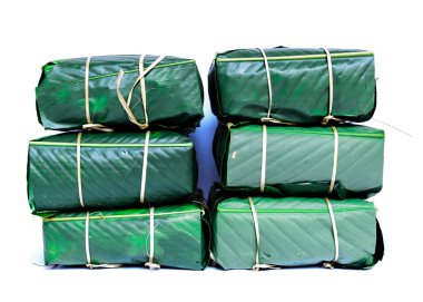 Stüdyo çekimi yığını Chung Cakes kare yapışkan pirinç keki Vietnamlı yeni yıl yemeği beyaza izole edilmiş.