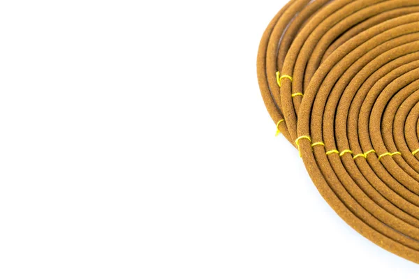 Studio shot pila de bobinas de incienso redondas asiáticas hechas de madera de agar aislada en blanco — Foto de Stock