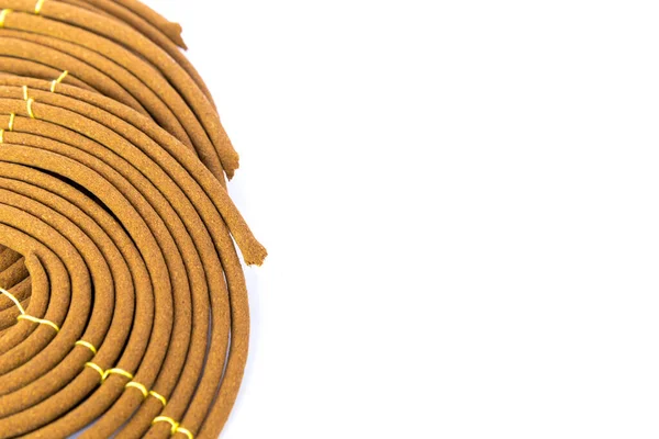 Studio colpo pila di asiatico bobine di incenso rotonde in legno di agarwood isolato su bianco — Foto Stock