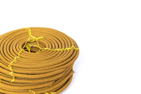 Studio shot pila de bobinas de incienso redondas asiáticas hechas de madera de agar aislada en blanco — Foto de Stock