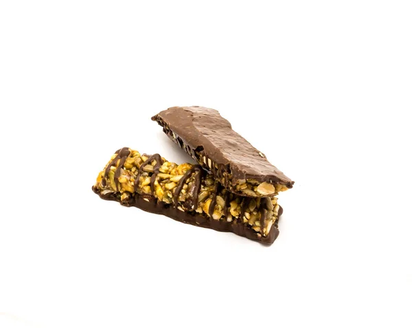 Duas barras de proteína de chocolate escuro orgânico com isolamento de nozes saudáveis — Fotografia de Stock