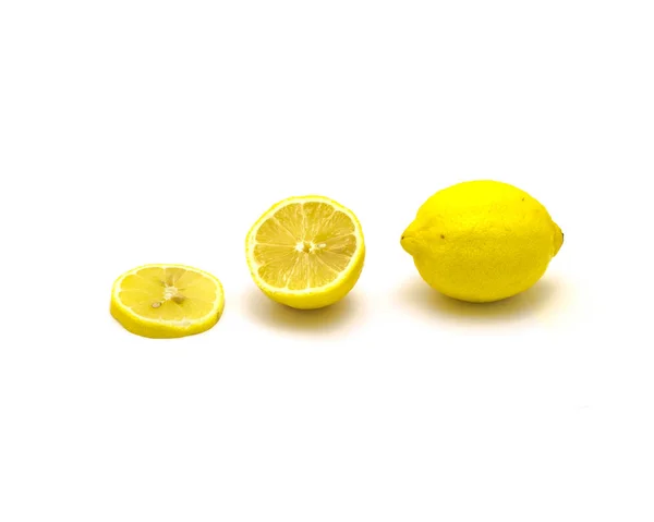 Студия сняла один лимон со свежими ломтиками, изолированными на белом — стоковое фото