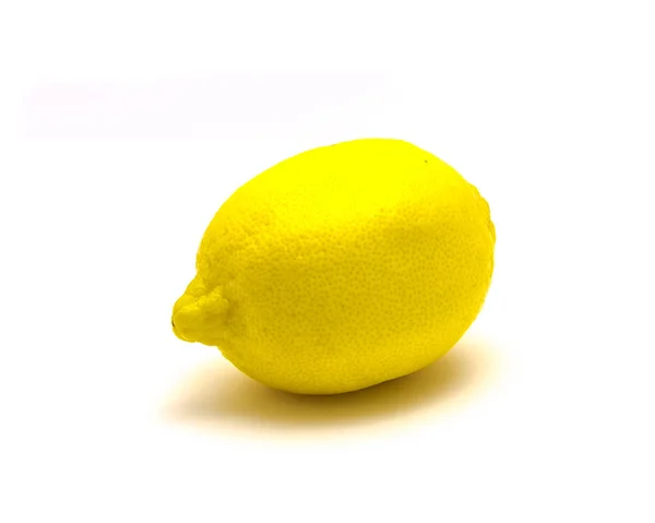 Studio natočil jeden organický syrový citron izolovaný na bílém — Stock fotografie