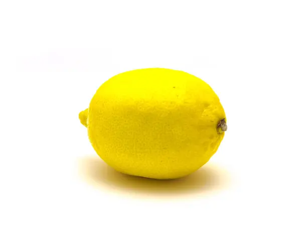 Студійний знімок одного органічного сирого лимона ізольовано на білому — стокове фото