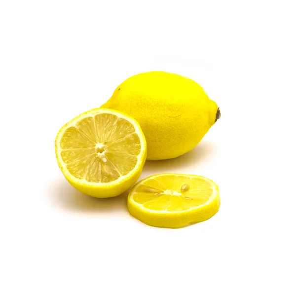 Студия сняла один лимон со свежими ломтиками, изолированными на белом — стоковое фото
