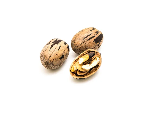 Studio záběr hromada oloupaných a ve skořápce syrové organické ořechy izolované na bílém — Stock fotografie