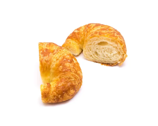 Dua setengah potong segar dipanggang mentega Prancis croissant terisolasi di latar belakang putih — Stok Foto