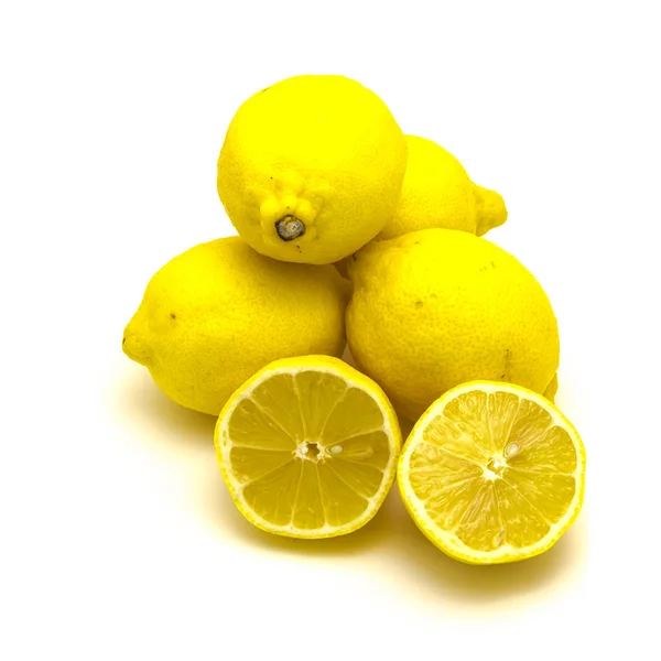 Montón de estudio de limones crudos orgánicos con cortes de rodajas aislados en blanco — Foto de Stock