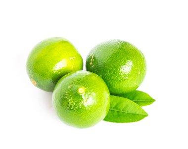 Stüdyo, beyaz yapraklı üç Asyalı yeşil limon vurdu.