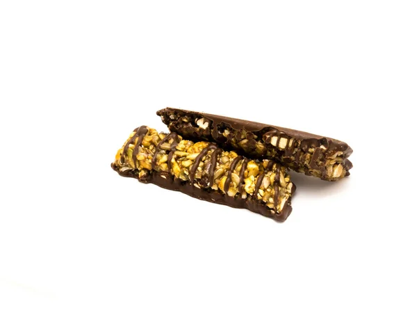 Два органических темного шоколада белковые батончики со здоровыми орехами изолированы на белом — стоковое фото